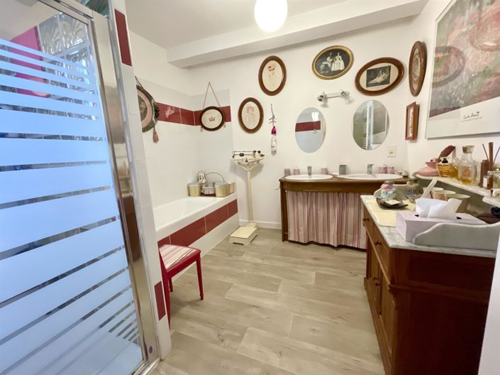 Image No.18-4 Bed House for sale