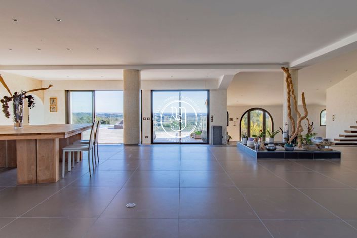 Image No.6-5 Bed House for sale