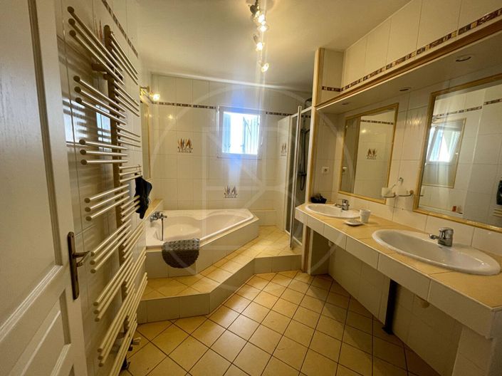 Image No.16-5 Bed House for sale