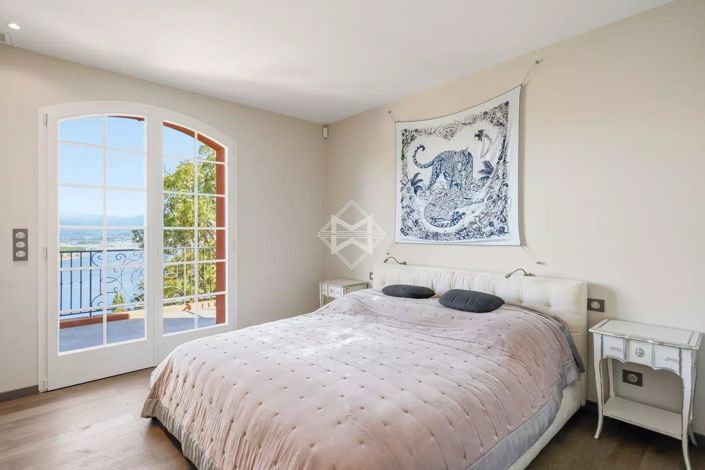 Image No.10-7 Bed House for sale