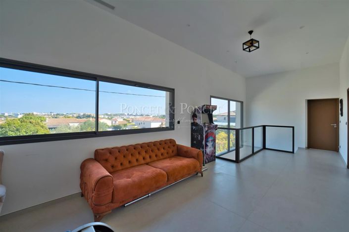 Image No.13-5 Bed House for sale