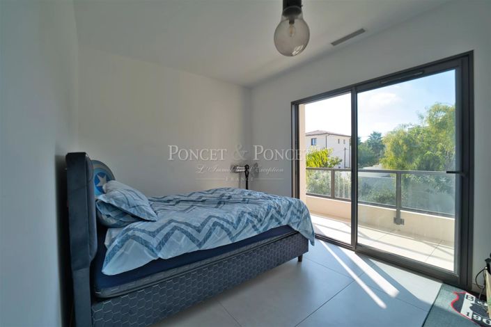 Image No.17-5 Bed House for sale