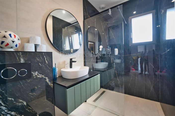 Image No.18-5 Bed House for sale