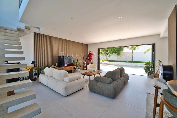 Image No.6-5 Bed House for sale