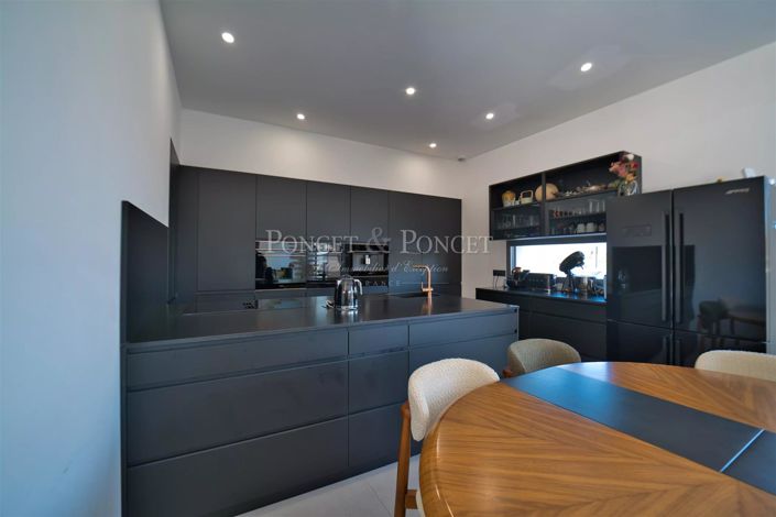 Image No.8-5 Bed House for sale