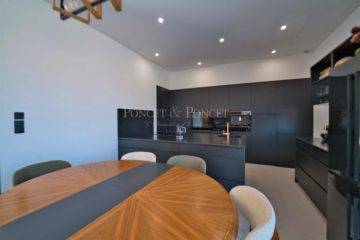 Image No.9-5 Bed House for sale