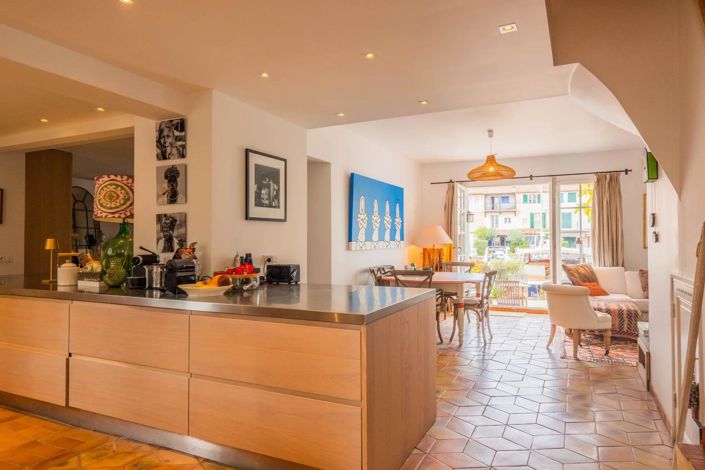 Image No.8-6 Bed House for sale