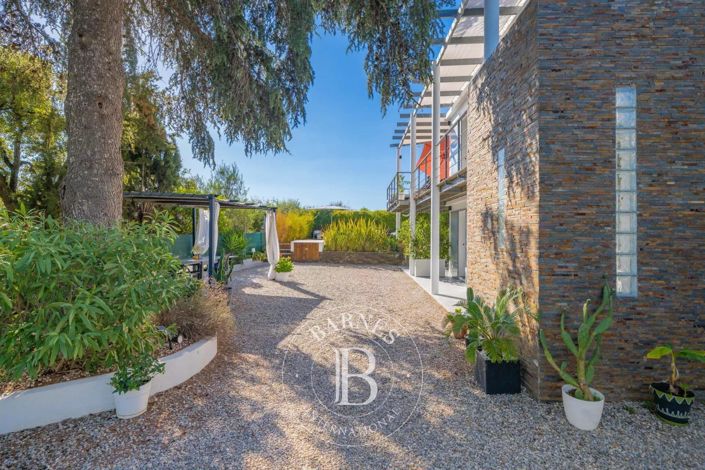 Image No.10-3 Bed House for sale