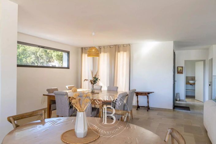 Image No.6-4 Bed House for sale