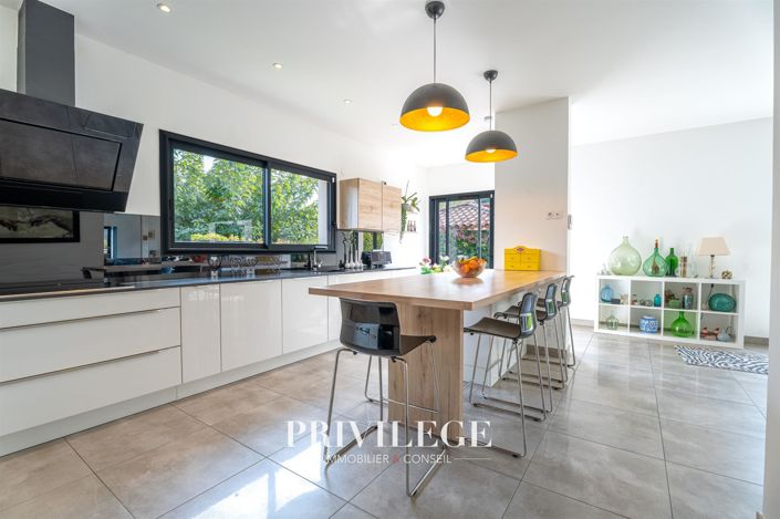 Image No.9-4 Bed House for sale