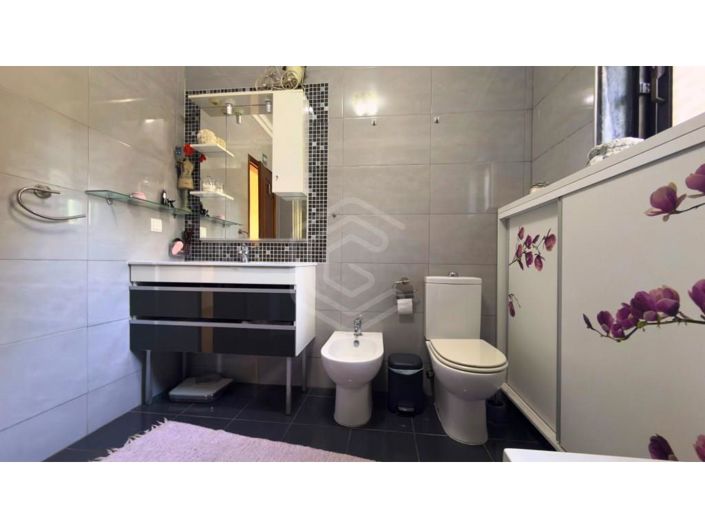 Image No.25-5 Bed House for sale