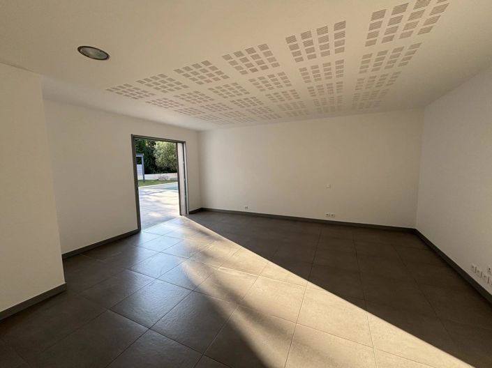 Image No.17-3 Bed House for sale