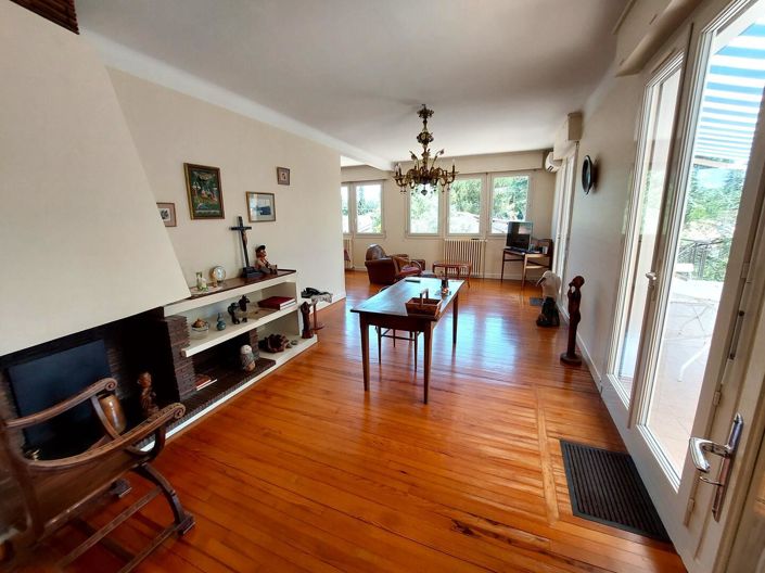 Image No.6-5 Bed House for sale