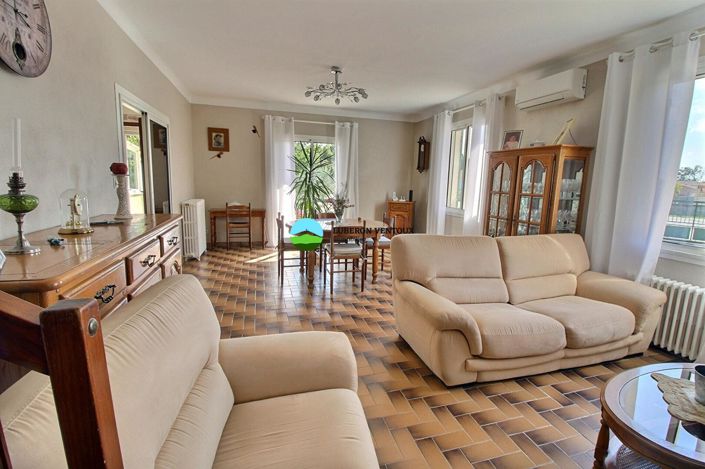 Image No.6-5 Bed House for sale