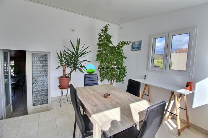 Image No.8-5 Bed House for sale