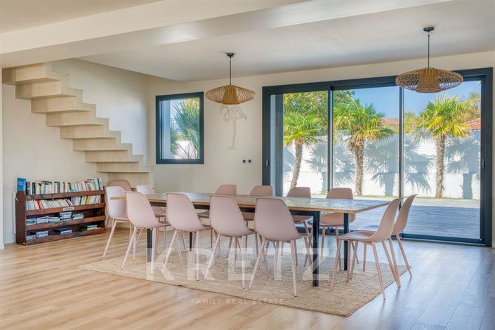 Image No.6-6 Bed House for sale