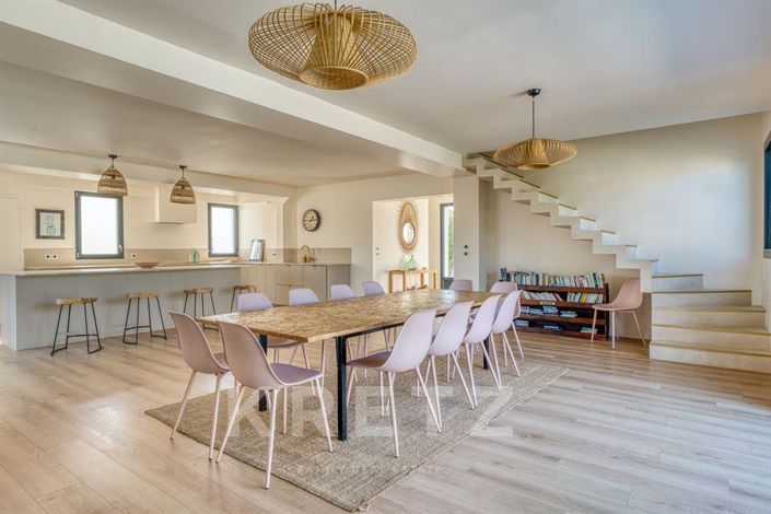 Image No.8-6 Bed House for sale