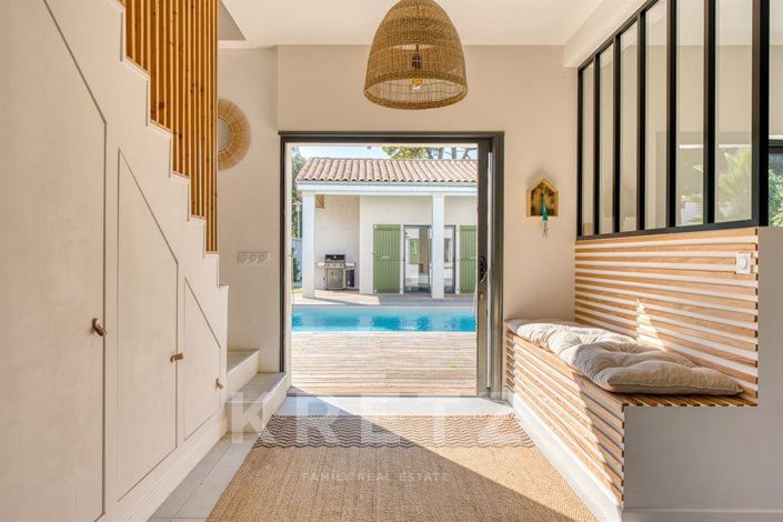 Image No.1-6 Bed House for sale