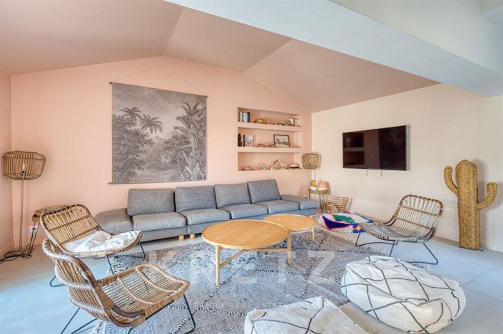 Image No.8-6 Bed House for sale