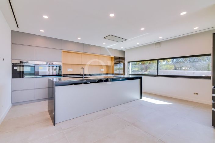 Image No.2-4 Bed House for sale