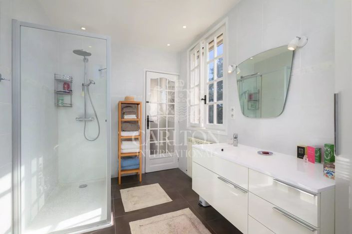 Image No.20-6 Bed House for sale