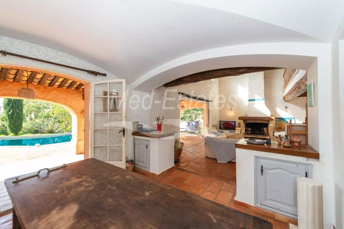 Image No.8-5 Bed House for sale