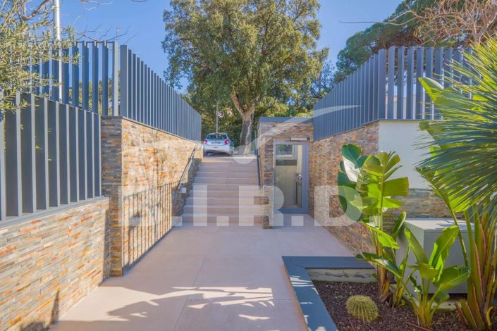 Image No.10-3 Bed Apartment for sale