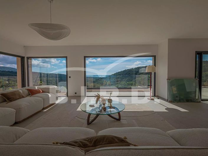 Image No.6-5 Bed House for sale