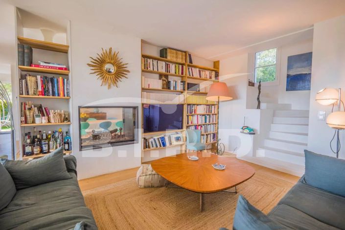 Image No.10-6 Bed House for sale