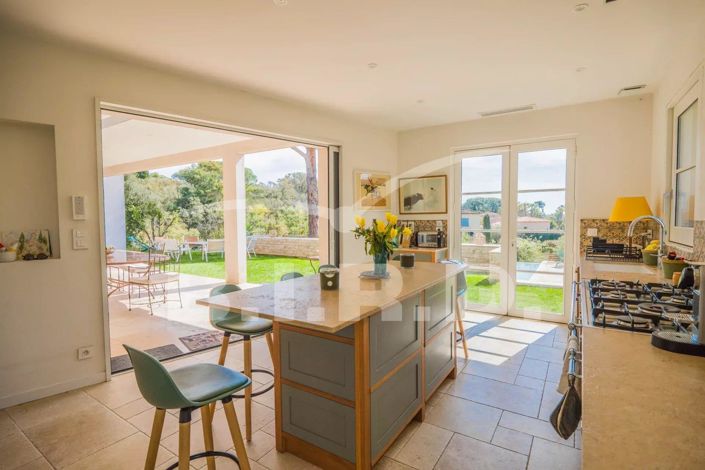 Image No.6-6 Bed House for sale