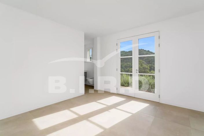 Image No.8-5 Bed House for sale