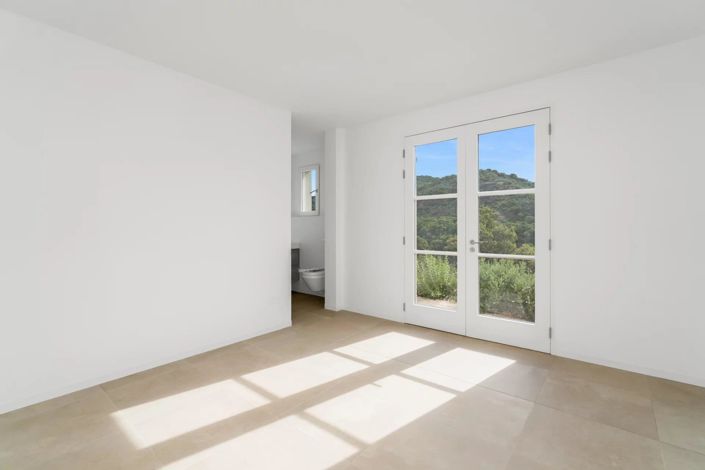 Image No.8-5 Bed House for sale