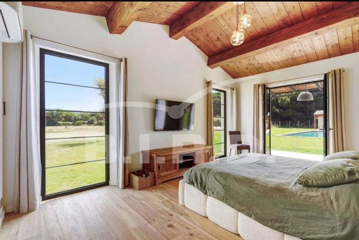 Image No.8-5 Bed House for sale