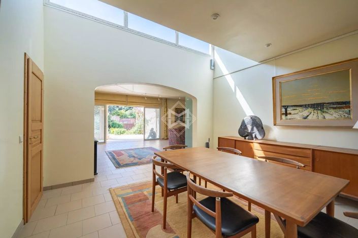 Image No.8-5 Bed House for sale