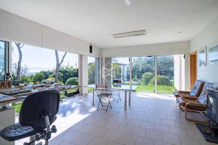 Image No.9-5 Bed House for sale