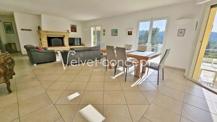 Image No.8-5 Bed House for sale