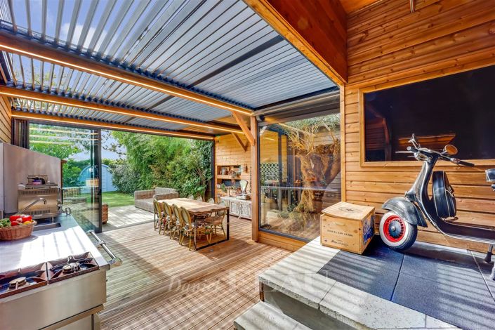 Image No.8-5 Bed House for sale