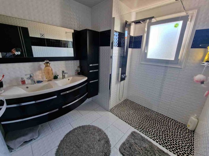 Image No.15-3 Bed House for sale