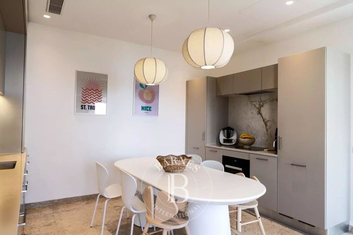 Image No.8-6 Bed House for sale