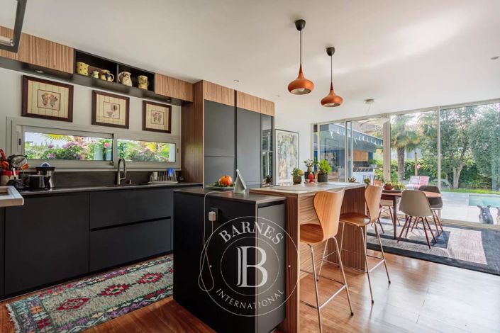 Image No.8-5 Bed House for sale