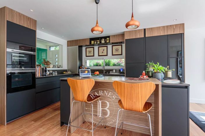 Image No.9-5 Bed House for sale