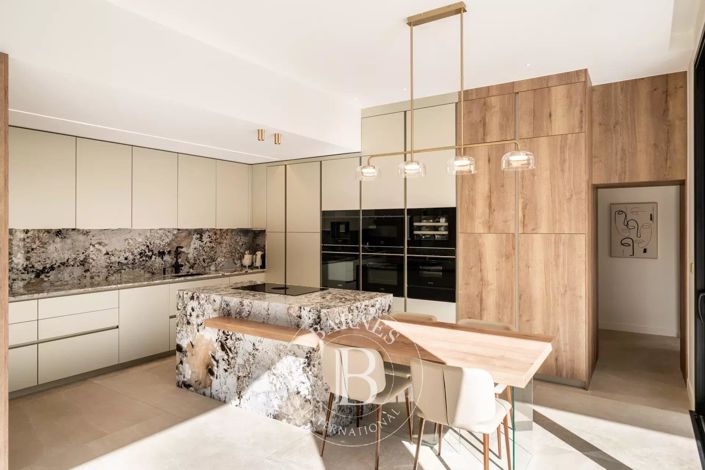 Image No.3-6 Bed House for sale