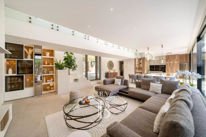 Image No.4-6 Bed House for sale