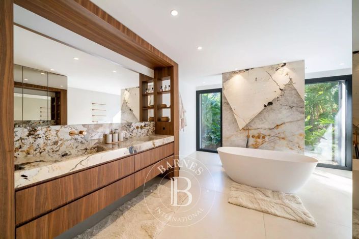 Image No.7-6 Bed House for sale