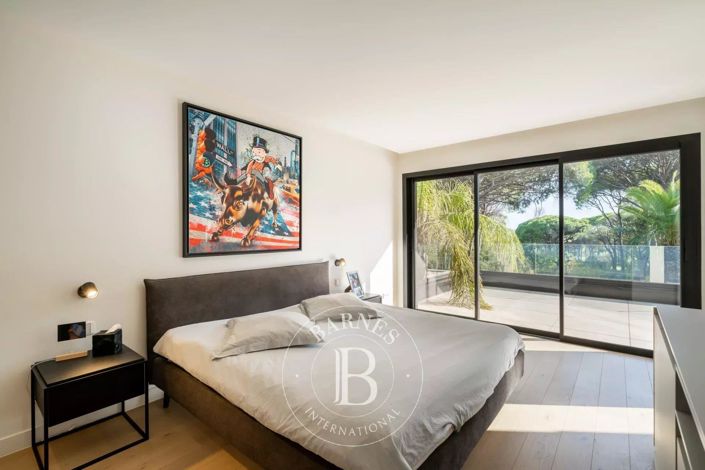 Image No.8-6 Bed House for sale