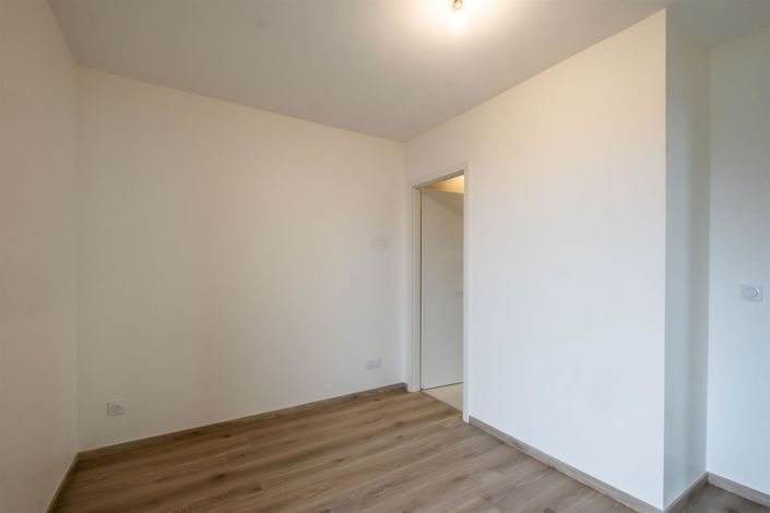 Image No.13-3 Bed Property for sale