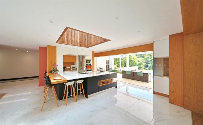 Image No.8-5 Bed House for sale