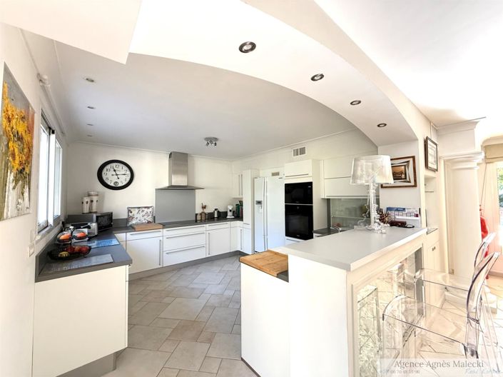 Image No.6-5 Bed House for sale