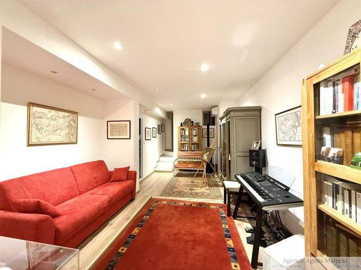 Image No.8-5 Bed House for sale