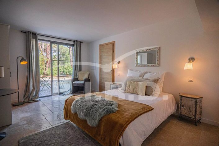 Image No.8-6 Bed House for sale